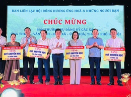 Hội đồng hương Ứng Hòa thăm và tặng quà tại xã Hòa Xá