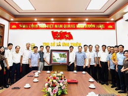 HỘI ĐỒNG HƯƠNG ỨNG HÒA THĂM VÀ TẶNG QUÀ CÁC XÃ MỚI THÀNH LẬP