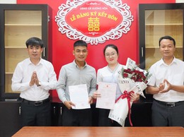       Chủ tịch UBND xã trao Giấy chứng nhận kết hôn cho những công dân đầu tiên sau khi chính quyền cấp xã mới đi vào hoạt động
