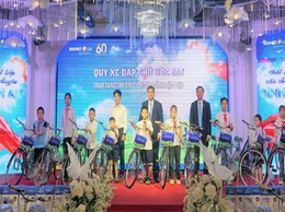 Trao tặng 20 xe đạp cho trẻ em vượt khó học tốt phường Dương Nội