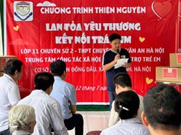 Học sinh trường THPT chuyên Chu Văn An Hà Nội thăm và tặng quà đối tượng nuôi dưỡng tại Trung tâm