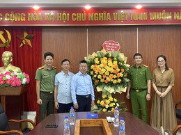 Lãnh đạo phường Đống Đa thăm và chúc mừng Ngày truyền thống lực lượng An ninh nhân dân