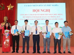 UBND xã Phú Nghĩa trao Quyết định tiếp nhận, bổ nhiệm lãnh đạo các phòng ban chuyên môn, đơn vị sự nghiệp thuộc UBND xã.
