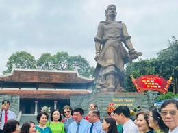 Cán bộ, đảng viên phường Đống Đa dâng hương tại Tượng đài Quang Trung - Nguyễn Huệ