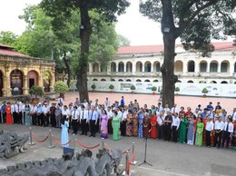 Hơn 200 cán bộ, đảng viên phường Đống Đa tham gia hoạt động giáo dục truyền thống