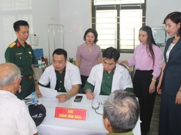 Khám bệnh, cấp thuốc, tặng quà cho đối tượng chính sách, người có công tại xã Phú Xuyên