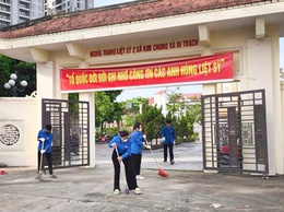 UB MTTQ xã Hoài Đức và các tổ chức chính trị-xã hội ra quân vệ sinh Đài tưởng niệm, nghĩa trang liệt sĩ