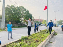 Cán bộ, đoàn viên thanh niên ra quân làm cỏ, chuẩn bị trồng tuyến đường hoa
