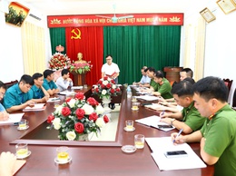 Đồng chí Bí thư Đảng ủy xã giao ban công tác an ninh quốc phòng sau khi vận hành mô hình chính quyền địa phương 2 cấp