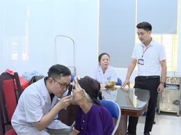 An Khánh tổ chức chương trình khám bệnh, tư vấn kiến thức chăm sóc sức khỏe và tặng quà người có công, thân nhân người có công đang hưởng trợ cấp hàng tháng