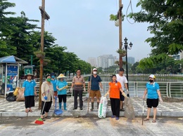 Tổ dân phố 4 địa bàn Nhật Tân, phường Tây Hồ tích cực tham gia tổng vệ sinh, dọn rác thải, giữ gìn môi trường xanh - sạch - đẹp.