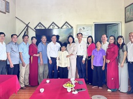 Lãnh đạo MTTQ Thành phố Hà Nội và xã Suối Hai thăm, tặng quà Mẹ Việt Nam anh hùng Đinh Thị Lê