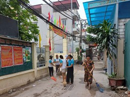 Phụ nữ Đại Mỗ tích cực ra quân tổng vệ sinh môi trường chào mừng Phường mới thành lập