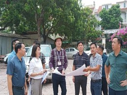 Các đồng chí Lãnh đạo phường Phúc Lợi kiểm tra hiện trường