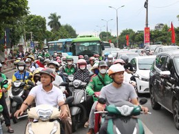 Hà Nội nghiên cứu phương án hỗ trợ đổi xe máy xăng sang xe điện