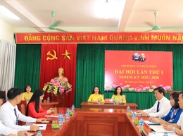 Đồng chí Bí thư Đảng ủy xã Phú Nghĩa Trịnh Tiến Tường tặng hoa chúc mừng Đại hội Chi bộ ban Xây dựng Đảng 
