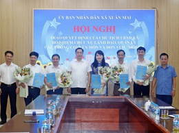UBND xã Xuân Mai tổ chức trao Quyết định bổ nhiệm chức vụ lãnh đạo quản lý các phòng, ban chuyên môn và đơn vị sự nghiệp thuộc UBND xã