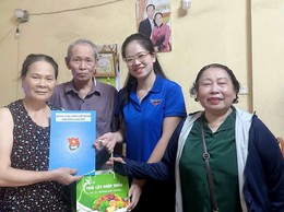 KỶ NIỆM 75 NĂM NGÀY TRUYỀN THỐNG LỰC LƯỢNG TNXP VIỆT NAM: ĐOÀN THANH NIÊN PHƯỜNG ĐẠI MỖ THĂM HỎI, TẶNG QUÀ CỰU THANH NIÊN XUNG PHONG TIÊU BIỂU TRÊN ĐỊA BÀN PHƯỜNG