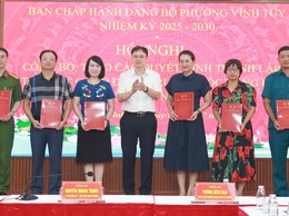 Đảng ủy Phường Vĩnh Tuy công bố quyết định thành lập tổ chức cơ sở Đảng