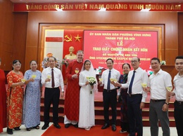 PHƯỜNG VĨNH HƯNG TỔ CHỨC LỄ TRAO QUYẾT ĐỊNH NGƯỜI CÓ YẾU TỐ NƯỚC NGOÀI