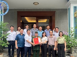 Đoàn công tác xã Thiên Lộc tổ chức thăm hỏi, tặng quà các gia đình chính sách, người có công trên địa bàn xã