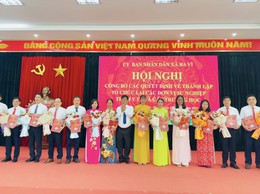 UBND xã Ba Vì tổ chức hội nghị công bố các quyết định về thành lập, tổ chức lại các đơn vị sự nghiệp trạm y tế và các đơn vị trường học.