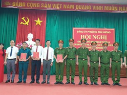 Công bố các Quyết định thành lập, tổ chức lại các Chi, Đảng bộ cơ sở trực thuộc Đảng bộ phường 