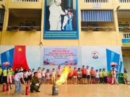 Công an thành phố Hà Nội hướng dẫn thoát nạn khi có cháy xảy ra