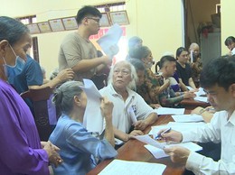 Phòng Văn hóa - Xã hội hướng dẫn người dân từ đủ 75 tuổi đến dưới 80 tuổi làm hồ sơ đề nghị hưởng trợ cấp hưu trí xã hội