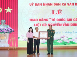 XÃ VÂN ĐÌNH TỔ CHỨC LỄ TRAO BẰNG “TỔ QUỐC GHI CÔNG” CHO THÂN NHÂN LIỆT SĨ NGUYỄN VĂN DŨNG