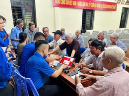 Xã Phù Đổng hướng dẫn đảng viên cài đặt ứng dụng giải quyết thủ tục hành chính của Đảng
