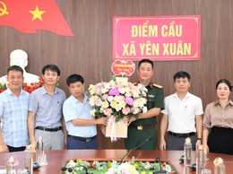  Thiếu tá Trần Hữu Thi – Chỉ huy trưởng cùng Ban chỉ huy Căn cứ Hậu cần Bộ Tổng Tham mưu thăm, tặng hoa chúc mừng các đơn vị tại xã Yên Xuân