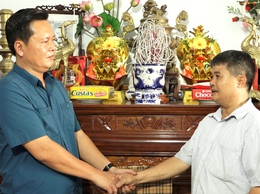 Đồng chí bí thư Đảng ủy xã Trần Đức Hải; thăm và tri ân người có công với cách mạng

