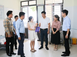 Lãnh đạo xã Quốc Oai thăm hỏi, tặng quà cháu bé sơ sinh bị bỏ rơi tại Trạm y tế xã