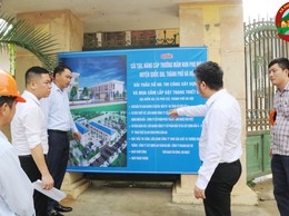 Đồng chí Hoàng Quốc Cường - Phó Chủ tịch UBND xã Phú Cát kiểm tra công tác chuẩn bị công nhận lại trường chuẩn quốc gia