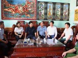 ĐỒNG CHÍ BÙI DUY CƯỜNG - TUV, BÍ THƯ ĐẢNG ỦY, CHỦ TỊCH HĐND XÃ SÓC SƠN THĂM, TẶNG QUÀ CÁC GIA ĐÌNH CHÍNH SÁCH