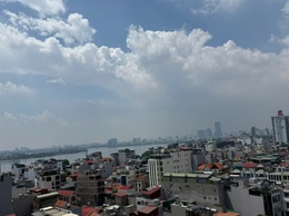 Ngày 17/7: Hà Nội ít mây, trời nắng nóng; đêm không mưa, trời oi bức