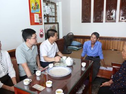 Lãnh đạo xã Yên Lãng thăm, tặng quà các gia đình chính sách tiêu biểu