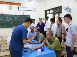 Phường Dương Nội tổ chức khám bệnh, cấp phát thuốc miễn phí cho người có công, gia đình chính sách nhân kỷ niệm 78 năm Ngày Thương binh - Liệt sĩ