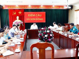 Đồng chí Nguyễn Trúc Anh chủ trì tại điểm cầu xã Sơn Đồng hội nghị trực tuyến rút kinh nghiệm sau 2 tuần thực hiện mô hình chính quyền hai cấp