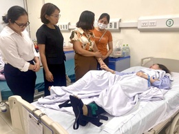 Uỷ ban MTTQ phường Dương Nội thăm hỏi, động viên, trao quà hỗ trợ nạn nhân vụ tai nạn giao thông đặc biệt nghiêm trọng xảy ra trên địa bàn
