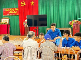 Tuổi trẻ xã Thượng Phúc hỗ trợ người cao tuổi và các đối tượng chính sách làm thủ tục hưởng trợ cấp hưu trí xã hội