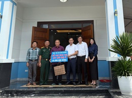 Đồng chí Lê Văn Ân Phó Bí thư Thường trực Đảng ủy xã Bình Minh thăm và tặng quà gia đình chính sách nhân dịp 27/7.