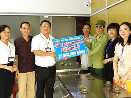 Đồng chí Nguyễn Khánh Bình, Bí thư Đảng ủy, Chủ tịch HĐND xã tặng quà các gia đình chính sách nhân dịp kỷ niệm 78 năm ngày Thương binh - Liệt sỹ.