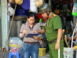 Công an xã Bát Tràng ra quân lập lại trật tự đô thị