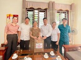 ĐỒNG CHÍ TỐNG MINH KIỀU – ĐUV, TRƯỞNG PHÒNG VH-XH XÃ SÓC SƠN THĂM, TẶNG QUÀ NGƯỜI CÓ CÔNG VỚI CÁCH MẠNG