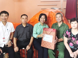 Phường Thanh Xuân thăm, tặng quà các gia đình chính sách