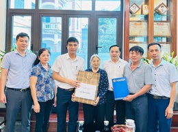 Đoàn công tác số 3 xã Thiên Lộc tổ chức thăm hỏi, tặng quà các mẹ Việt Nam anh hùng, gia đình chính sách, người có công trên địa bàn xã