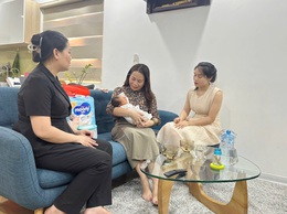 Lãnh đạo Ủy ban MTTQ Việt Nam xã Quốc Oai thăm, tặng quà cháu bé bị bỏ rơi tại khu đô thị CEO Sài Sơn