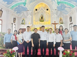 Đoàn lãnh đạo xã Thiên Lộc thăm, tặng quà giáo họ Mai Châu nhân dịp khánh thành công trình nhà giáo lý